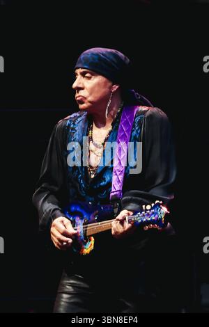 Mailand, Italien. 30. Juni 2025. Steven Van Zandt tritt 2025 am 30. Juni 2025 im San Siro Stadion in Mailand auf (Foto: Alessandro Bremec/NurPhoto). Quelle: NurPhoto SRL/Alamy Live News Stockfoto