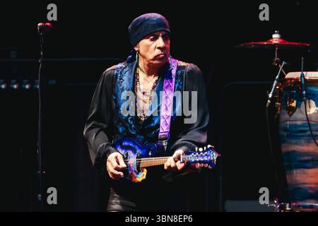 Mailand, Italien. 30. Juni 2025. Steven Van Zandt tritt 2025 am 30. Juni 2025 im San Siro Stadion in Mailand auf (Foto: Alessandro Bremec/NurPhoto). Quelle: NurPhoto SRL/Alamy Live News Stockfoto