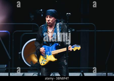 Mailand, Italien. 30. Juni 2025. Steven Van Zandt tritt 2025 am 30. Juni 2025 im San Siro Stadion in Mailand auf (Foto: Alessandro Bremec/NurPhoto). Quelle: NurPhoto SRL/Alamy Live News Stockfoto
