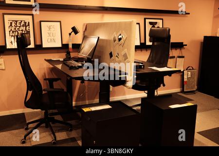 Stilvolle und funktionale IKEA-Büroschreibtische mit ergonomischen Stühlen, zwei Monitoren und weicher Wandgestaltung. Ideales modernes Design für den Arbeitsplatz. Belgrad, Serbi Stockfoto