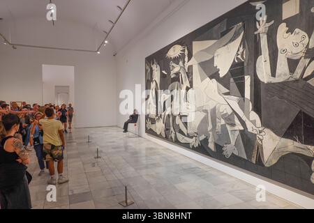 Spanien, Madrid, Museo Nacional Centro de Arte Reina Sofia, Reina Sofia Museum. Das berühmteste Meisterwerk des Museums ist Picassos Gemälde Guernica Photo aus dem Jahr 1937 © Fabio Mazzarella/Sintesi/Alamy Stock Photo Stockfoto