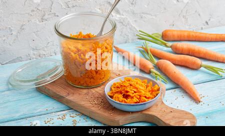 Geriebener Karottensalat in einem Glas – rohe vegane Mahlzeitenzubereitung Stockfoto