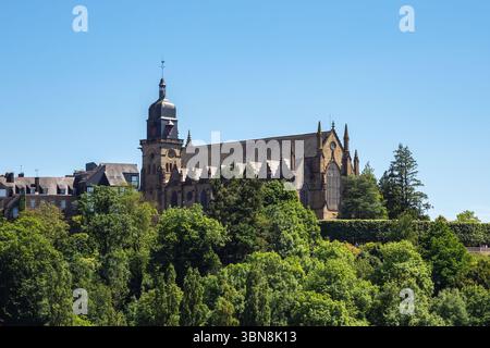 Gotische Saint-Léonard-Kirche, ein historisches religiöses Wahrzeichen im oberen Teil von Fougères, Bretagne, unter klarem Himmel. Stockfoto