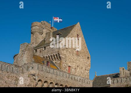 Das Rathaus von Saint-Malo aus der ummauerten Stadt, zeigt seine mittelalterliche Steinarchitektur unter einem klaren blauen Himmel. Stockfoto