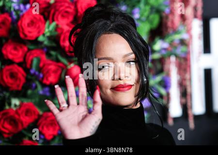 (DATEI) Rihanna schrieb letzte Woche leise Musikgeschichte. Am Wochenende wurde von ROC Nation, ihrem Plattenlabel, bekannt gegeben, dass Rihanna 50 Milliarden Streams auf Spotify übertroffen hat. MANHATTAN, NEW YORK CITY, NEW YORK, USA - 12. SEPTEMBER: Die barbadische Sängerin, Schauspielerin, Geschäftsfrau und humanitäre Rihanna (Robyn Rihanna Fenty) in einem Givenchy-Kleid kommt am 12. September 2019 zu Rihannas fünfter jährlicher Diamond Ball zugunsten der Clara Lionel Foundation, die am 12. September in Manhattan, New York City, USA, stattfand. (Foto: Xavier Collin/Image Press Agency) Stockfoto