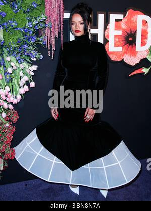 (DATEI) Rihanna schrieb letzte Woche leise Musikgeschichte. Am Wochenende wurde von ROC Nation, ihrem Plattenlabel, bekannt gegeben, dass Rihanna 50 Milliarden Streams auf Spotify übertroffen hat. MANHATTAN, NEW YORK CITY, NEW YORK, USA - 12. SEPTEMBER: Die barbadische Sängerin, Schauspielerin, Geschäftsfrau und humanitäre Rihanna (Robyn Rihanna Fenty) in einem Givenchy-Kleid kommt am 12. September 2019 zu Rihannas fünfter jährlicher Diamond Ball zugunsten der Clara Lionel Foundation, die am 12. September in Manhattan, New York City, USA, stattfand. (Foto: Xavier Collin/Image Press Agency) Stockfoto