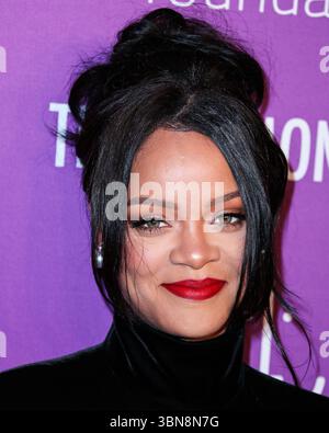 (DATEI) Rihanna schrieb letzte Woche leise Musikgeschichte. Am Wochenende wurde von ROC Nation, ihrem Plattenlabel, bekannt gegeben, dass Rihanna 50 Milliarden Streams auf Spotify übertroffen hat. MANHATTAN, NEW YORK CITY, NEW YORK, USA - 12. SEPTEMBER: Die barbadische Sängerin, Schauspielerin, Geschäftsfrau und humanitäre Rihanna (Robyn Rihanna Fenty) in einem Givenchy-Kleid kommt am 12. September 2019 zu Rihannas fünfter jährlicher Diamond Ball zugunsten der Clara Lionel Foundation, die am 12. September in Manhattan, New York City, USA, stattfand. (Foto: Xavier Collin/Image Press Agency) Stockfoto