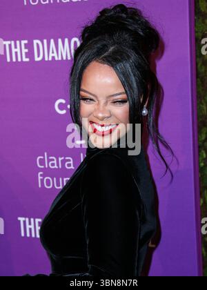 (DATEI) Rihanna schrieb letzte Woche leise Musikgeschichte. Am Wochenende wurde von ROC Nation, ihrem Plattenlabel, bekannt gegeben, dass Rihanna 50 Milliarden Streams auf Spotify übertroffen hat. MANHATTAN, NEW YORK CITY, NEW YORK, USA - 12. SEPTEMBER: Die barbadische Sängerin, Schauspielerin, Geschäftsfrau und humanitäre Rihanna (Robyn Rihanna Fenty) in einem Givenchy-Kleid kommt am 12. September 2019 zu Rihannas fünfter jährlicher Diamond Ball zugunsten der Clara Lionel Foundation, die am 12. September in Manhattan, New York City, USA, stattfand. (Foto: Xavier Collin/Image Press Agency) Stockfoto