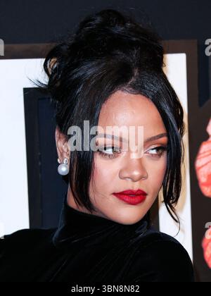 (DATEI) Rihanna schrieb letzte Woche leise Musikgeschichte. Am Wochenende wurde von ROC Nation, ihrem Plattenlabel, bekannt gegeben, dass Rihanna 50 Milliarden Streams auf Spotify übertroffen hat. MANHATTAN, NEW YORK CITY, NEW YORK, USA - 12. SEPTEMBER: Die barbadische Sängerin, Schauspielerin, Geschäftsfrau und humanitäre Rihanna (Robyn Rihanna Fenty) in einem Givenchy-Kleid kommt am 12. September 2019 zu Rihannas fünfter jährlicher Diamond Ball zugunsten der Clara Lionel Foundation, die am 12. September in Manhattan, New York City, USA, stattfand. (Foto: Xavier Collin/Image Press Agency) Stockfoto