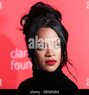 (DATEI) Rihanna schrieb letzte Woche leise Musikgeschichte. Am Wochenende wurde von ROC Nation, ihrem Plattenlabel, bekannt gegeben, dass Rihanna 50 Milliarden Streams auf Spotify übertroffen hat. MANHATTAN, NEW YORK CITY, NEW YORK, USA - 12. SEPTEMBER: Die barbadische Sängerin, Schauspielerin, Geschäftsfrau und humanitäre Rihanna (Robyn Rihanna Fenty) in einem Givenchy-Kleid kommt am 12. September 2019 zu Rihannas fünfter jährlicher Diamond Ball zugunsten der Clara Lionel Foundation, die am 12. September in Manhattan, New York City, USA, stattfand. (Foto: Xavier Collin/Image Press Agency) Stockfoto