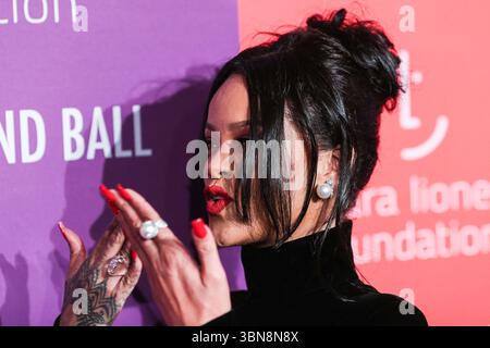 (DATEI) Rihanna schrieb letzte Woche leise Musikgeschichte. Am Wochenende wurde von ROC Nation, ihrem Plattenlabel, bekannt gegeben, dass Rihanna 50 Milliarden Streams auf Spotify übertroffen hat. MANHATTAN, NEW YORK CITY, NEW YORK, USA - 12. SEPTEMBER: Die barbadische Sängerin, Schauspielerin, Geschäftsfrau und humanitäre Rihanna (Robyn Rihanna Fenty) in einem Givenchy-Kleid kommt am 12. September 2019 zu Rihannas fünfter jährlicher Diamond Ball zugunsten der Clara Lionel Foundation, die am 12. September in Manhattan, New York City, USA, stattfand. (Foto: Xavier Collin/Image Press Agency) Stockfoto