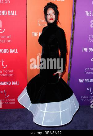 (DATEI) Rihanna schrieb letzte Woche leise Musikgeschichte. Am Wochenende wurde von ROC Nation, ihrem Plattenlabel, bekannt gegeben, dass Rihanna 50 Milliarden Streams auf Spotify übertroffen hat. MANHATTAN, NEW YORK CITY, NEW YORK, USA - 12. SEPTEMBER: Die barbadische Sängerin, Schauspielerin, Geschäftsfrau und humanitäre Rihanna (Robyn Rihanna Fenty) in einem Givenchy-Kleid kommt am 12. September 2019 zu Rihannas fünfter jährlicher Diamond Ball zugunsten der Clara Lionel Foundation, die am 12. September in Manhattan, New York City, USA, stattfand. (Foto: Xavier Collin/Image Press Agency) Stockfoto