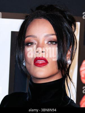 (DATEI) Rihanna schrieb letzte Woche leise Musikgeschichte. Am Wochenende wurde von ROC Nation, ihrem Plattenlabel, bekannt gegeben, dass Rihanna 50 Milliarden Streams auf Spotify übertroffen hat. MANHATTAN, NEW YORK CITY, NEW YORK, USA - 12. SEPTEMBER: Die barbadische Sängerin, Schauspielerin, Geschäftsfrau und humanitäre Rihanna (Robyn Rihanna Fenty) in einem Givenchy-Kleid kommt am 12. September 2019 zu Rihannas fünfter jährlicher Diamond Ball zugunsten der Clara Lionel Foundation, die am 12. September in Manhattan, New York City, USA, stattfand. (Foto: Xavier Collin/Image Press Agency) Stockfoto
