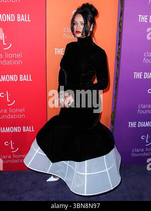 (DATEI) Rihanna schrieb letzte Woche leise Musikgeschichte. Am Wochenende wurde von ROC Nation, ihrem Plattenlabel, bekannt gegeben, dass Rihanna 50 Milliarden Streams auf Spotify übertroffen hat. MANHATTAN, NEW YORK CITY, NEW YORK, USA - 12. SEPTEMBER: Die barbadische Sängerin, Schauspielerin, Geschäftsfrau und humanitäre Rihanna (Robyn Rihanna Fenty) in einem Givenchy-Kleid kommt am 12. September 2019 zu Rihannas fünfter jährlicher Diamond Ball zugunsten der Clara Lionel Foundation, die am 12. September in Manhattan, New York City, USA, stattfand. (Foto: Xavier Collin/Image Press Agency) Stockfoto