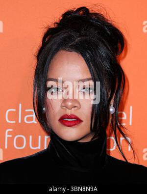 (DATEI) Rihanna schrieb letzte Woche leise Musikgeschichte. Am Wochenende wurde von ROC Nation, ihrem Plattenlabel, bekannt gegeben, dass Rihanna 50 Milliarden Streams auf Spotify übertroffen hat. MANHATTAN, NEW YORK CITY, NEW YORK, USA - 12. SEPTEMBER: Die barbadische Sängerin, Schauspielerin, Geschäftsfrau und humanitäre Rihanna (Robyn Rihanna Fenty) in einem Givenchy-Kleid kommt am 12. September 2019 zu Rihannas fünfter jährlicher Diamond Ball zugunsten der Clara Lionel Foundation, die am 12. September in Manhattan, New York City, USA, stattfand. (Foto: Xavier Collin/Image Press Agency) Stockfoto
