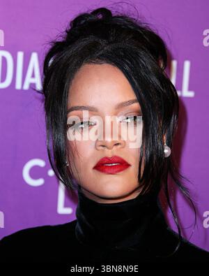 (DATEI) Rihanna schrieb letzte Woche leise Musikgeschichte. Am Wochenende wurde von ROC Nation, ihrem Plattenlabel, bekannt gegeben, dass Rihanna 50 Milliarden Streams auf Spotify übertroffen hat. MANHATTAN, NEW YORK CITY, NEW YORK, USA - 12. SEPTEMBER: Die barbadische Sängerin, Schauspielerin, Geschäftsfrau und humanitäre Rihanna (Robyn Rihanna Fenty) in einem Givenchy-Kleid kommt am 12. September 2019 zu Rihannas fünfter jährlicher Diamond Ball zugunsten der Clara Lionel Foundation, die am 12. September in Manhattan, New York City, USA, stattfand. (Foto: Xavier Collin/Image Press Agency) Stockfoto