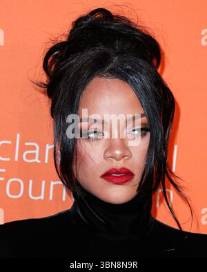 (DATEI) Rihanna schrieb letzte Woche leise Musikgeschichte. Am Wochenende wurde von ROC Nation, ihrem Plattenlabel, bekannt gegeben, dass Rihanna 50 Milliarden Streams auf Spotify übertroffen hat. MANHATTAN, NEW YORK CITY, NEW YORK, USA - 12. SEPTEMBER: Die barbadische Sängerin, Schauspielerin, Geschäftsfrau und humanitäre Rihanna (Robyn Rihanna Fenty) in einem Givenchy-Kleid kommt am 12. September 2019 zu Rihannas fünfter jährlicher Diamond Ball zugunsten der Clara Lionel Foundation, die am 12. September in Manhattan, New York City, USA, stattfand. (Foto: Xavier Collin/Image Press Agency) Stockfoto