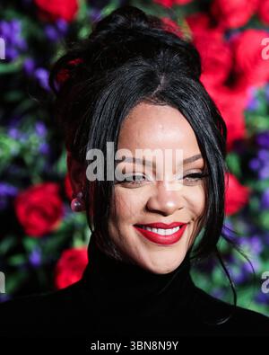 (DATEI) Rihanna schrieb letzte Woche leise Musikgeschichte. Am Wochenende wurde von ROC Nation, ihrem Plattenlabel, bekannt gegeben, dass Rihanna 50 Milliarden Streams auf Spotify übertroffen hat. MANHATTAN, NEW YORK CITY, NEW YORK, USA - 12. SEPTEMBER: Die barbadische Sängerin, Schauspielerin, Geschäftsfrau und humanitäre Rihanna (Robyn Rihanna Fenty) in einem Givenchy-Kleid kommt am 12. September 2019 zu Rihannas fünfter jährlicher Diamond Ball zugunsten der Clara Lionel Foundation, die am 12. September in Manhattan, New York City, USA, stattfand. (Foto: Xavier Collin/Image Press Agency) Stockfoto