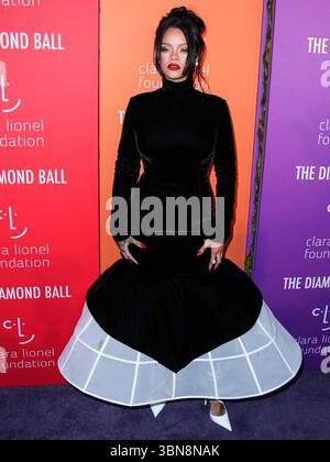 (DATEI) Rihanna schrieb letzte Woche leise Musikgeschichte. Am Wochenende wurde von ROC Nation, ihrem Plattenlabel, bekannt gegeben, dass Rihanna 50 Milliarden Streams auf Spotify übertroffen hat. MANHATTAN, NEW YORK CITY, NEW YORK, USA - 12. SEPTEMBER: Die barbadische Sängerin, Schauspielerin, Geschäftsfrau und humanitäre Rihanna (Robyn Rihanna Fenty) in einem Givenchy-Kleid kommt am 12. September 2019 zu Rihannas fünfter jährlicher Diamond Ball zugunsten der Clara Lionel Foundation, die am 12. September in Manhattan, New York City, USA, stattfand. (Foto: Xavier Collin/Image Press Agency) Stockfoto