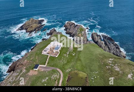 Aus der Vogelperspektive des Iighthouse an den felsigen Klippen von Strathy Point in Nordschottland, Großbritannien Stockfoto