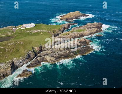 Aus der Vogelperspektive des Iighthouse an den felsigen Klippen von Strathy Point in Nordschottland, Großbritannien Stockfoto