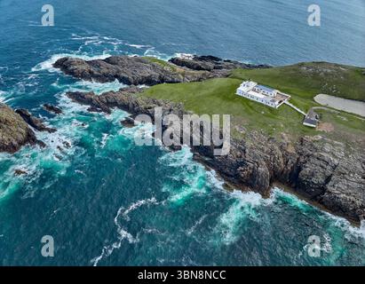 Aus der Vogelperspektive des Iighthouse an den felsigen Klippen von Strathy Point in Nordschottland, Großbritannien Stockfoto