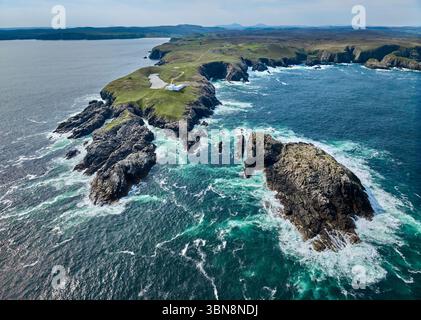 Aus der Vogelperspektive des Iighthouse an den felsigen Klippen von Strathy Point in Nordschottland, Großbritannien Stockfoto