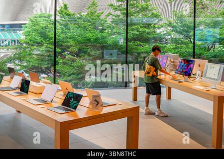 Ein Kunde, der einen iMac-Computer auf dem Display, ein MacBook, ein MacBook-Display, Apple Central World, Bangkok, Thailand Stockfoto