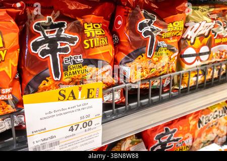 Nongshim Shin Ramyun Stir Fry Instant Nudeln sind in einem Supermarkt Regal erhältlich. Gourmet-Markt, Siam Paragon, Pathum Wan, Bangkok, Thailand Stockfoto