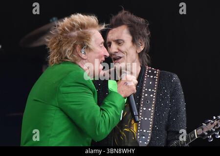 UK. Juni 2025. SHEPTON MALLET, ENGLAND - 29. JUNI: Rod Stewart und Ronnie Wood treten auf der Pyramid Stage beim Glastonbury Festival, Worthy Farm, Pilton, am 29. Juni 2025 in Shepton Mallet, England auf. CAP/MAR Credit: MAR/Capital Pictures Credit: Capital Pictures/Alamy Live News Stockfoto
