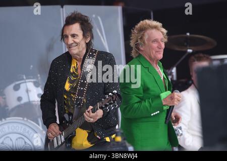 UK. Juni 2025. SHEPTON MALLET, ENGLAND - 29. JUNI: Ronnie Wood und Rod Stewart treten auf der Pyramid Stage beim Glastonbury Festival, Worthy Farm, Pilton, am 29. Juni 2025 in Shepton Mallet, England auf.CAP/MAR © MAR/Capital Pictures Credit: Capital Pictures/Alamy Live News Credit: Capital Pictures/Alamy Live News Credit: Capital Pictures/Alamy Live News Stockfoto