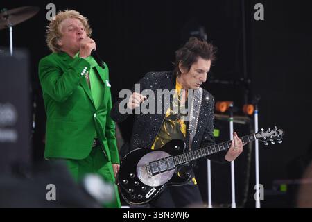 UK. Juni 2025. SHEPTON MALLET, ENGLAND - 29. JUNI: Rod Stewart und Ronnie Wood treten auf der Pyramid Stage beim Glastonbury Festival, Worthy Farm, Pilton, am 29. Juni 2025 in Shepton Mallet, England auf.CAP/MAR © MAR/Capital Pictures Credit: Capital Pictures/Alamy Live News Credit: Capital Pictures/Alamy Live News Credit: Capital Pictures/Alamy Live News Stockfoto