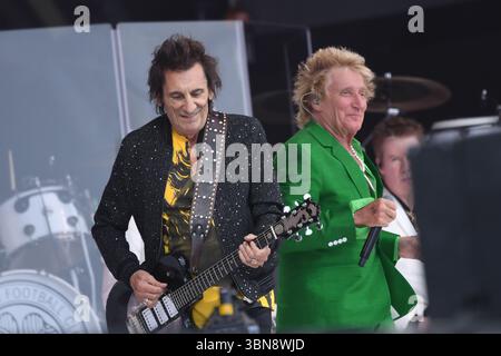 UK. Juni 2025. SHEPTON MALLET, ENGLAND - 29. JUNI: Ronnie Wood und Rod Stewart treten auf der Pyramid Stage beim Glastonbury Festival, Worthy Farm, Pilton, am 29. Juni 2025 in Shepton Mallet, England auf.CAP/MAR © MAR/Capital Pictures Credit: Capital Pictures/Alamy Live News Credit: Capital Pictures/Alamy Live News Credit: Capital Pictures/Alamy Live News Stockfoto