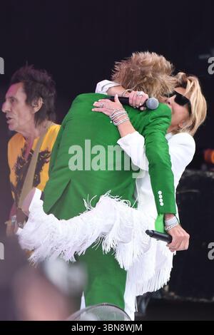 UK. Juni 2025. SHEPTON MALLET, ENGLAND - 29. JUNI: Ronnie Wood, Rod Stewart und Lulu treten auf der Pyramid Stage beim Glastonbury Festival, Worthy Farm, Pilton, am 29. Juni 2025 in Shepton Mallet, England auf.CAP/MAR Credit: MAR/Capital Pictures Credit: Capital Pictures/Alamy Live News Stockfoto