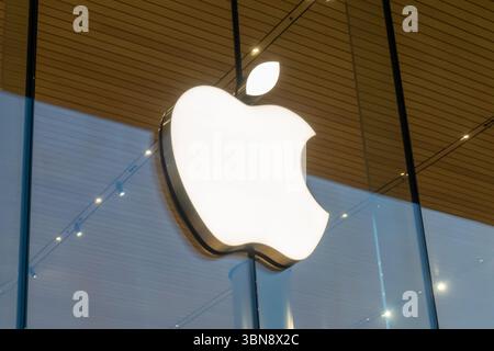 Ein leuchtendes Apple-Logo ist auf einer Glasoberfläche im Einkaufszentrum Iconsiam, Bangkok Thailand, zu sehen Stockfoto