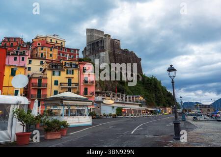 Sonnenuntergang im Hafen von Lerici. Eine Fischerstadt in Ligurien. Bucht der Dichter. Stockfoto