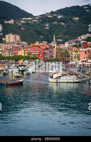 Sonnenuntergang im Hafen von Lerici. Eine Fischerstadt in Ligurien. Bucht der Dichter. Stockfoto