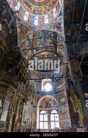 Deckenfresken mit Kuppeln und kunstvollen Wandmalereien in der Rila Monastery Church, beleuchtet durch natürliches Licht Stockfoto