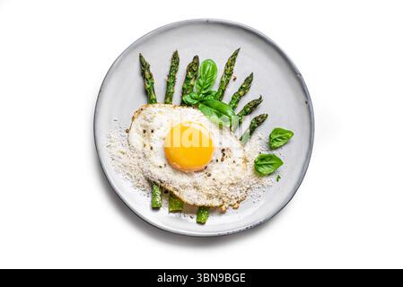 Spiegelei mit grünem Spargel und geriebenem Parmesankäse isoliert auf weißem Hintergrund, Draufsicht, Designelement. Keto gesundes Frühstück. Stockfoto