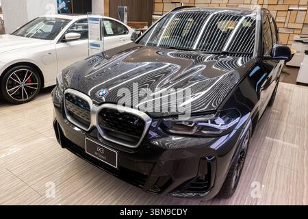 BMW iX3 M Sport-Elektro-SUV in einem Showroom Stockfoto