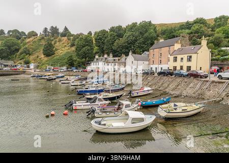 Boote an der Küste in Stonehaven - Cowie Harbour, Aberdeenshire, Schottland Stockfoto