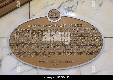 Eine an einer Marmorwand im Old City Hall angebrachte Gedenktafel erinnert an Robert McCausland Limited und beschreibt das Erbe aus firmís-Buntglas in North Amer Stockfoto