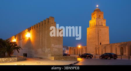 Blick auf den architektonischen Komplex der Großen Moschee von Kairouan am Abend Stockfoto