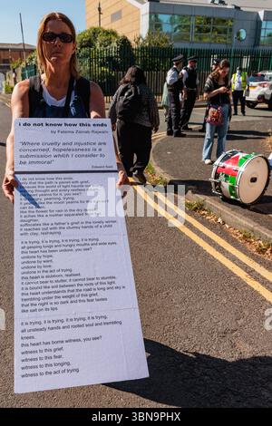 London, Großbritannien. 30. Juni 2025. Ein Unterstützer der Palästinensischen Aktion, einer gewaltfreien Protestbewegung, die sich dazu verpflichtet hat, die Waffenlieferungen an Israel zu unterbrechen, hält ein Gedicht von Fatema Zainab Rajwani, einem Mitglied des Filton 18, vor dem Woolwich Crown Court, anlässlich einer Vorverhandlung, um die Rechtsverteidigungen zu ermitteln, die dem Filton 18 zur Verfügung stehen. Die Aktivisten der Palästinensischen Aktion, bekannt als Filton 18, wurden in Untersuchungshaft gehalten, nachdem sie im August 2024 in Prote gegen eine Waffenfabrik von Elbit Systems in Filton, Bristol, eingesperrt wurden Stockfoto
