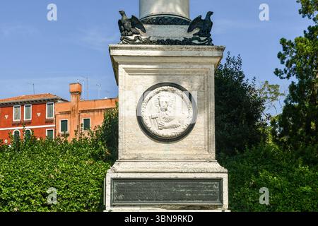 Basis des Denkmals für die Soldaten von Land und Meer, von Augusto Benvenuti, mit einem Basrelief des Löwen von St. Markus, in den Biennale-Gärten in Venedig Stockfoto