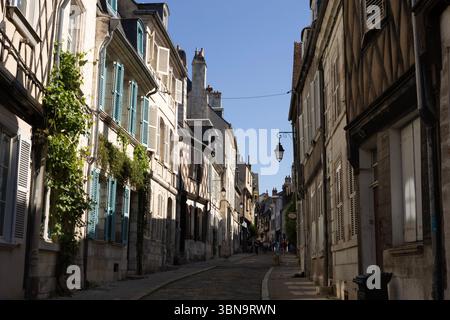 Bourbonnoux Straße im mittelalterlichen Stadtzentrum von Bourges, Frankreich. Stockfoto