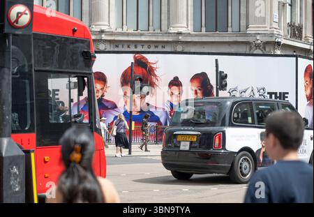 Oxford Circus, London, Großbritannien. Juli 2025. Die Temperaturen erreichten im Londoner Oxford Circus die tiefen 30er Jahre, da die heiße Hitzewelle im Südosten Englands anhält, allerdings mit einigen Regenprognosen für den 2. Juli. Quelle: Malcolm Park/Alamy Live News Stockfoto