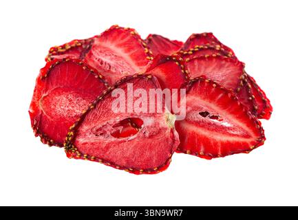 Getrocknete Erdbeerscheiben isoliert auf weißem Hintergrund. Getrocknete Erdbeerchips. Beschneidungspfad Stockfoto