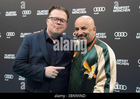 Angelo Kelly und Sandro Giampietro und bei der Premiere des Dokumentarfilms The Klimperclown auf dem 42. Filmfest München 2025 ins Deutsche Theater. München, 30.06.2025 *** Angelo Kelly und Sandro Giampietro und bei der Uraufführung des Dokumentarfilms der Klimperclown auf dem Filmfest München 42 2025 im Deutschen Theater München, 30 06 2025 Foto:Xn.xKolinzx/xFuturexImagex klimperclown 5635 Stockfoto