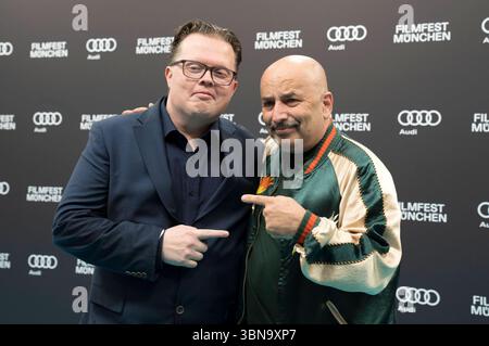 Angelo Kelly und Sandro Giampietro und bei der Premiere des Dokumentarfilms The Klimperclown auf dem 42. Filmfest München 2025 ins Deutsche Theater. München, 30.06.2025 *** Angelo Kelly und Sandro Giampietro und bei der Uraufführung des Dokumentarfilms der Klimperclown auf dem Filmfest München 42 2025 im Deutschen Theater München, 30 06 2025 Foto:Xn.xKolinzx/xFuturexImagex klimperclown 5634 Stockfoto